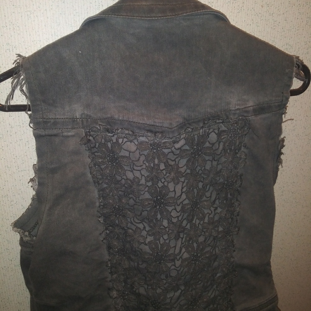 Floral stitching vest! Must have!